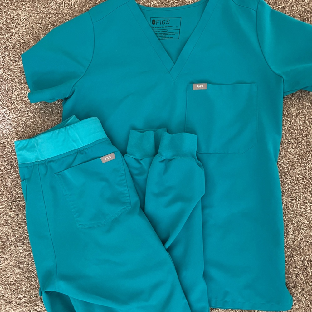 Figs scrub outfit size small color teal.